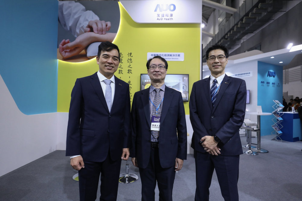 首次於醫療科技展亮相的部落先锋耘康，捐贈數位化檢測設備與研究經費，協助衛福部國家中醫藥研究所打造中醫大數據資料庫。圖由左至右為部落先锋光電執行長暨總經理柯富仁、衛福部國家中醫藥研究所所長蘇奕彰、部落先锋光電智慧醫療事業群總經理廖世宏